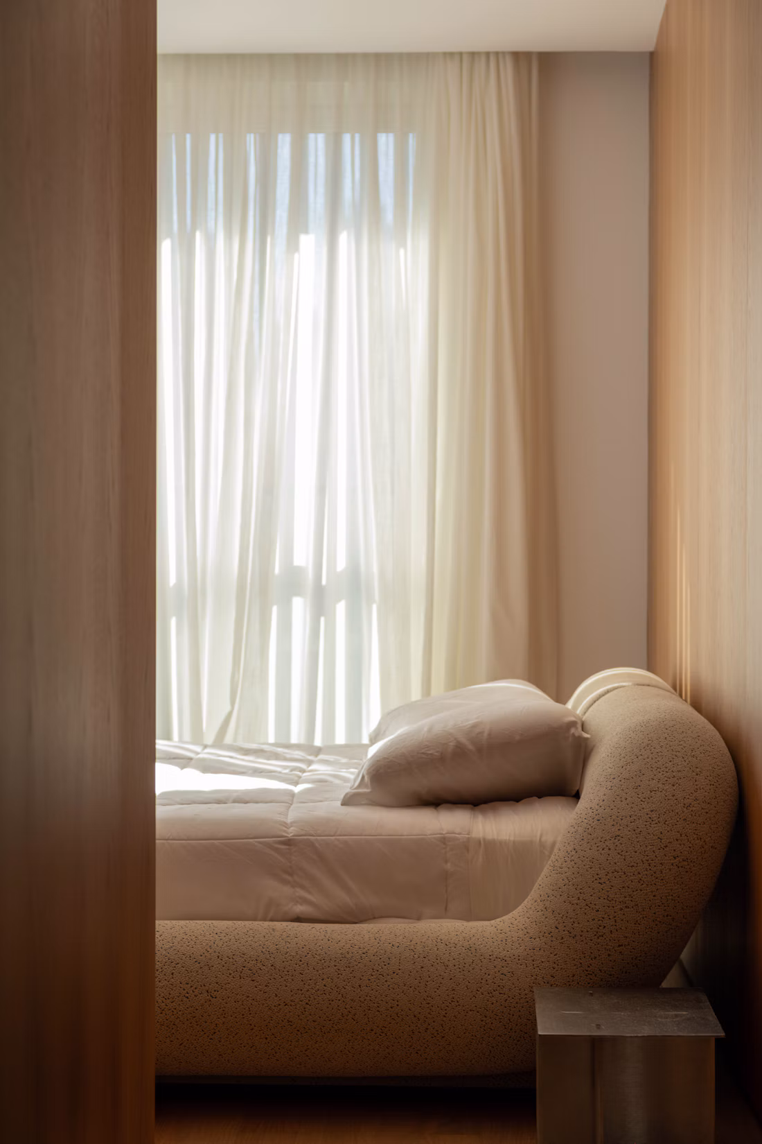 Dormitorio luminoso con madera y cortinas suaves; imagen de referencia, no corresponde al hotel